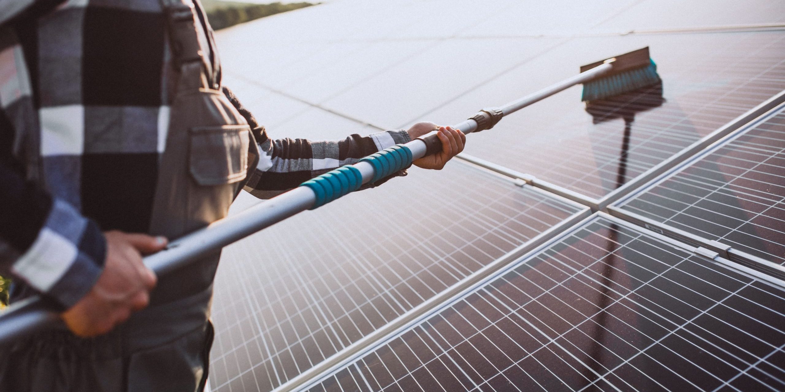 man-worker-firld-by-solar-panels (1) Nettoyer panneaux solaires