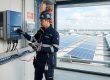 Remplacement d'un onduleur solaire par un technicien photovoltaïque SolAvenir