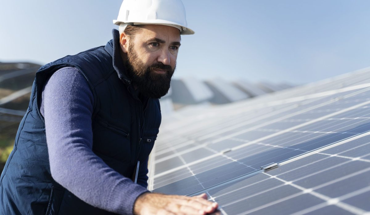 personne-pres-de-l-usine-d-energie-alternative (2)